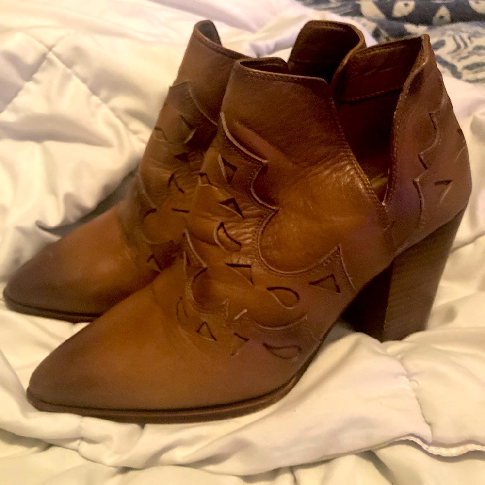 Super cute Gianni Bini leather booties!!